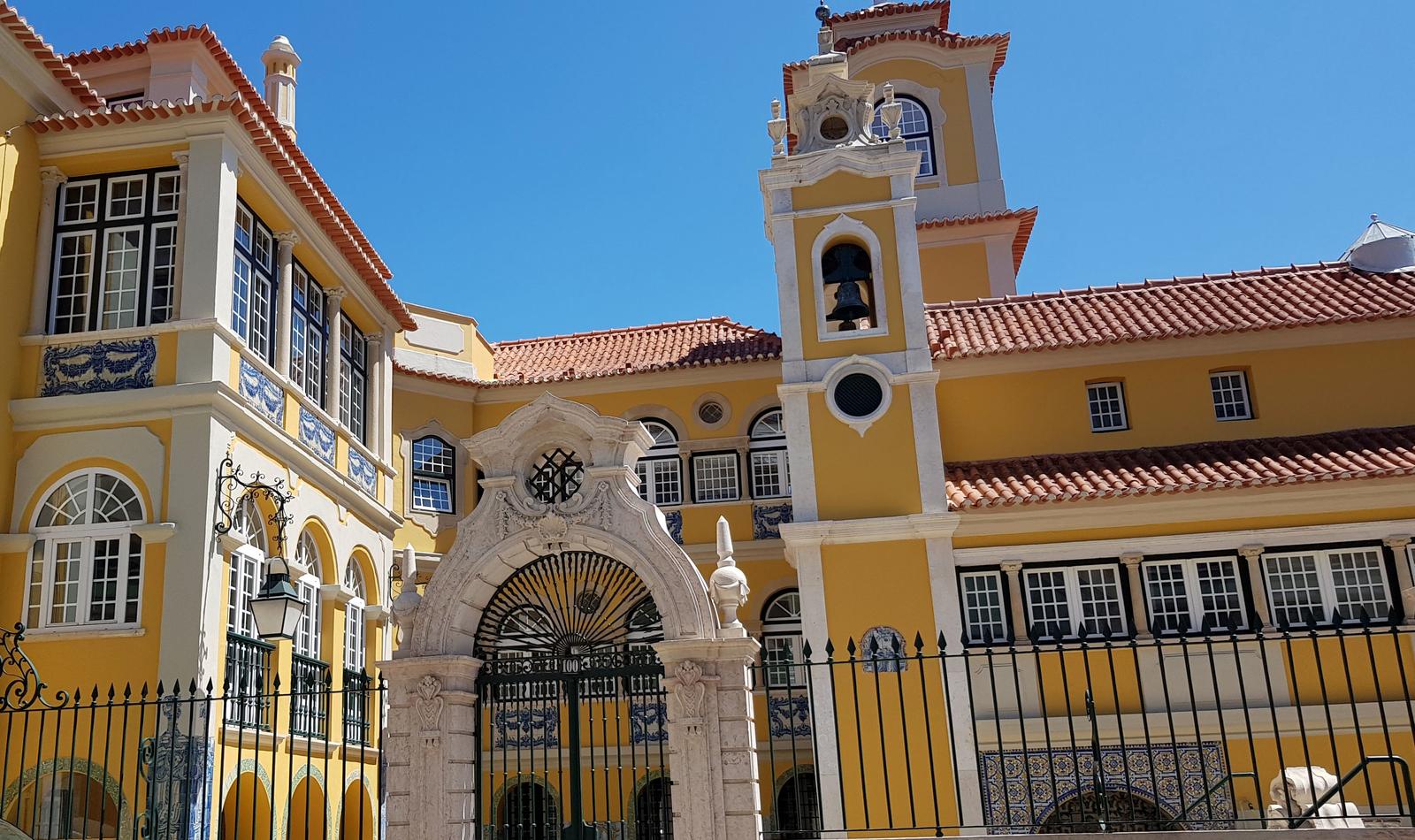 Yellow building Lapa